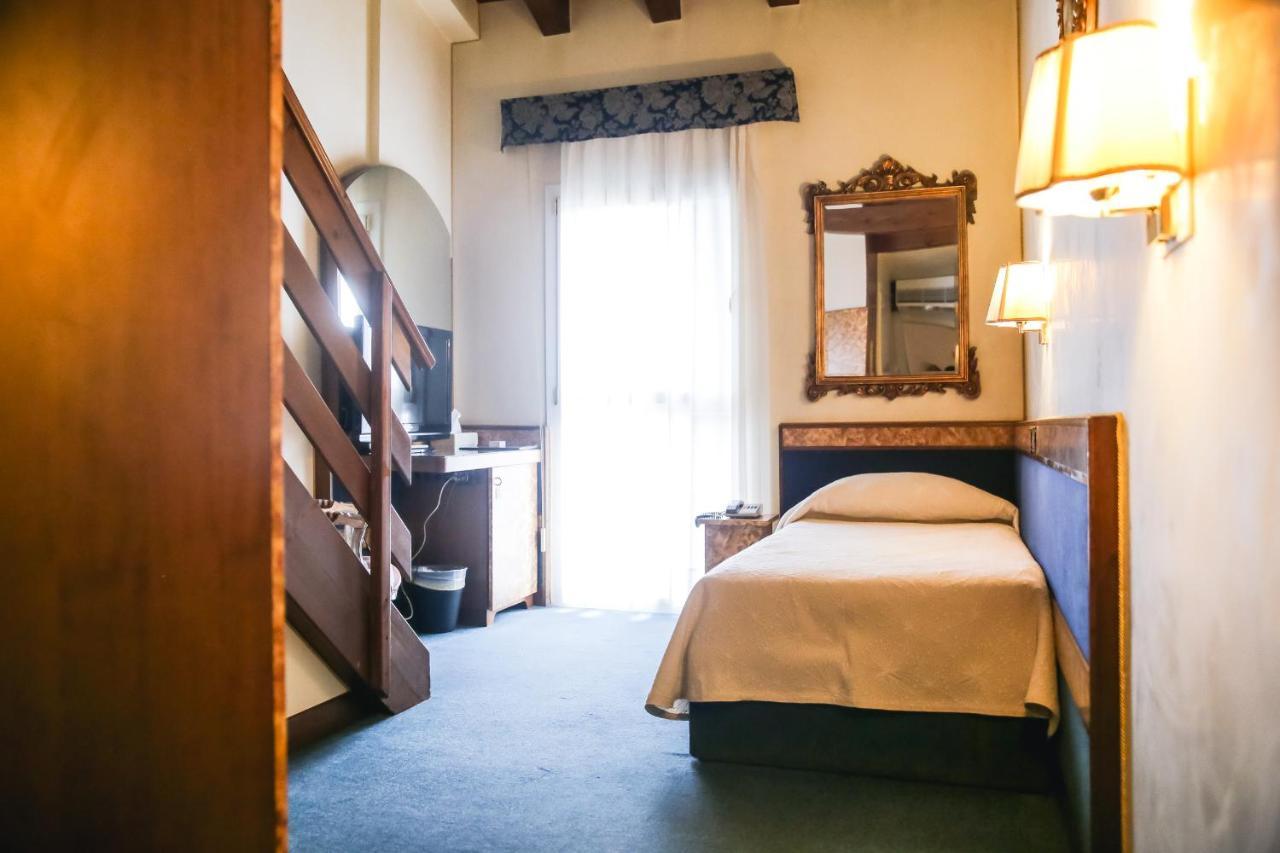 Hotel Villa Pigalle Tezze sul Brenta Eksteriør billede